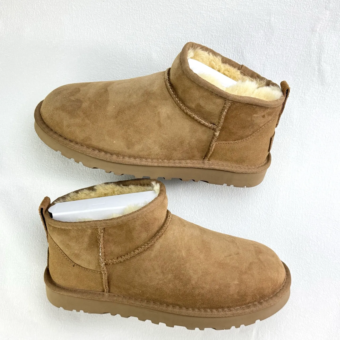 💰380 1116109 UGG Classic Ultra Mini Same style as Zhou Dongyu and Wang Yibo Thin-soled short snow boots Xiaohongshu hot style Wool one-piece mini boots Premium suede upper Delicate feel Wool lining Comfortable and skin-friendly Warm and comfortable so you are not afraid of cold weather Wear-resistant one-piece foam shoe cover EVA soft elastic thick sole Heightening outsole Purchasing level Essential winter snow boots Size: 35 36 37 38 39 40 41 42 43 44 45